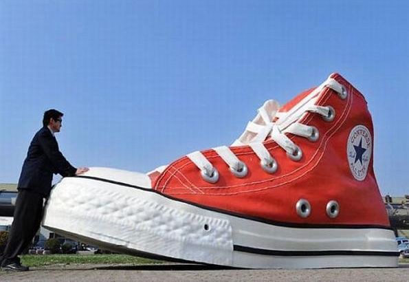 Converse gigante