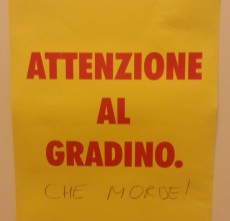 Attenzione al gradino che morde